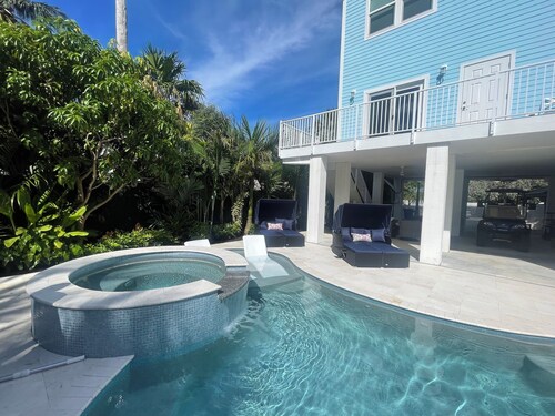 New 4BR/4BA Sleeps 12+ minutes to Beach & Duval St. Private backyard pool oasis
