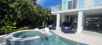 New 4BR/4BA Sleeps 12+ minutes to Beach & Duval St. Private backyard pool oasis