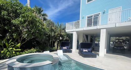 New 4BR/4BA Sleeps 12+ minutes to Beach & Duval St. Private backyard pool oasis