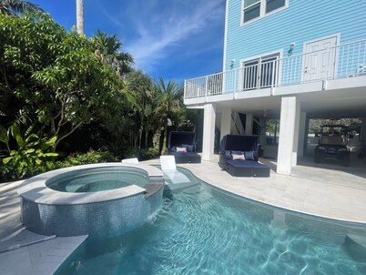 New 4BR/4BA Sleeps 12+ minutes to Beach & Duval St. Private backyard pool oasis