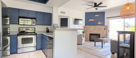 Réfrigérateur, micro-ondes, four, plaque de cuisson