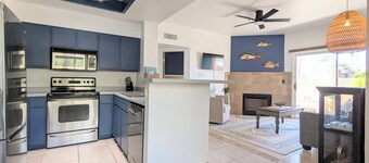 AMAZING LOCATION! Walk to London Bridge, The Channel, Rotary Park & Restaurants!