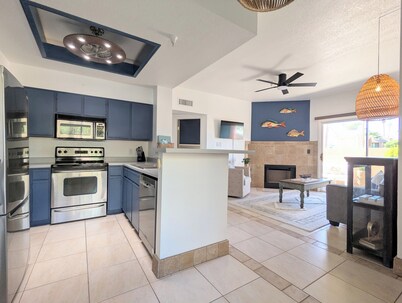 AMAZING LOCATION! Walk to London Bridge, The Channel, Rotary Park & Restaurants!