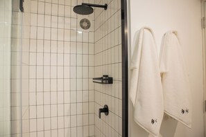 Lägenhet (204) | Badrum | Gratis toalettartiklar, hårtork, handdukar och tvål