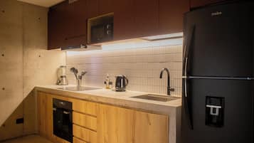 Apartment, 1 Queen Bed, City View | Private kitchen | Fridge, microwave, oven, cookware/dishes/utensils