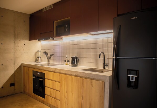 Refrigerador, microondas, horno, utensilios de cocina