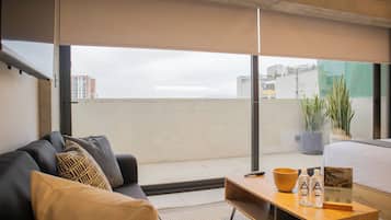 Apartment, 1 Queen Bed, City View | Living area