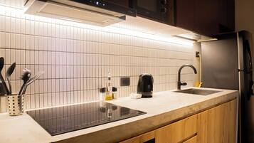 Refrigerador, microondas, horno, utensilios de cocina