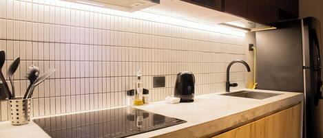 Apartment, 1 Queen Bed, City View | Private kitchen | Fridge, microwave, oven, cookware/dishes/utensils