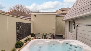 Bañera de hidromasaje exterior