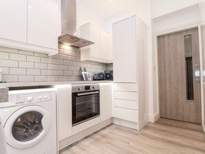 Dishwasher, cookware/dishes/utensils - Teylu (Camborne)