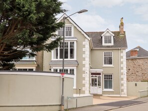 Exterior - Teylu (Camborne)