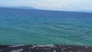 A view of the ocean from a pier with a clear sky. - Dolphin Bay Resort Puerto Galera (Abra de Ilog)