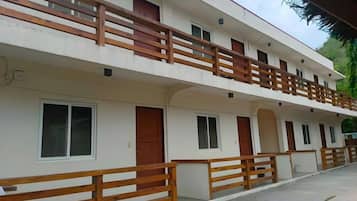 Un edificio de varios pisos con balcones, ventanas y puertas.