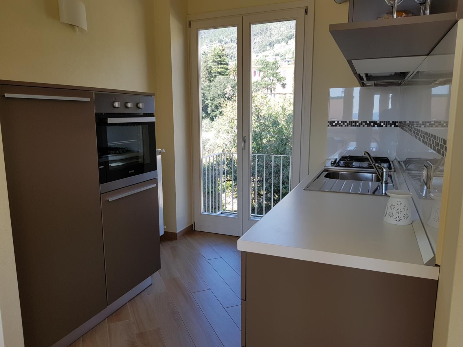 Ovn, kokeplater, kaffetrakter/tekoker og kjøkkenutstyr