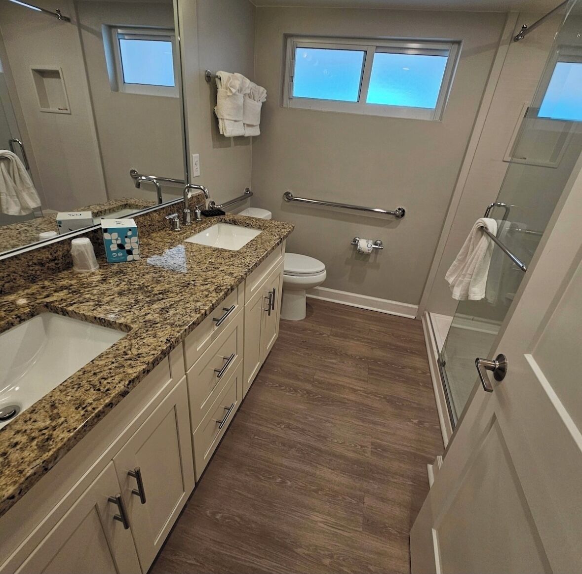 تجهيزات دش، مجففات شعر، مناشف، صابون