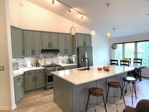 Jääkaappi, mikroaaltouuni, uuni, liesi