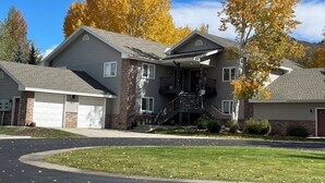 Il s’agit d’un immeuble résidentiel à deux étages, doté d’un garage, d’un porche avant couvert et d’un escalier menant au deuxième étage.