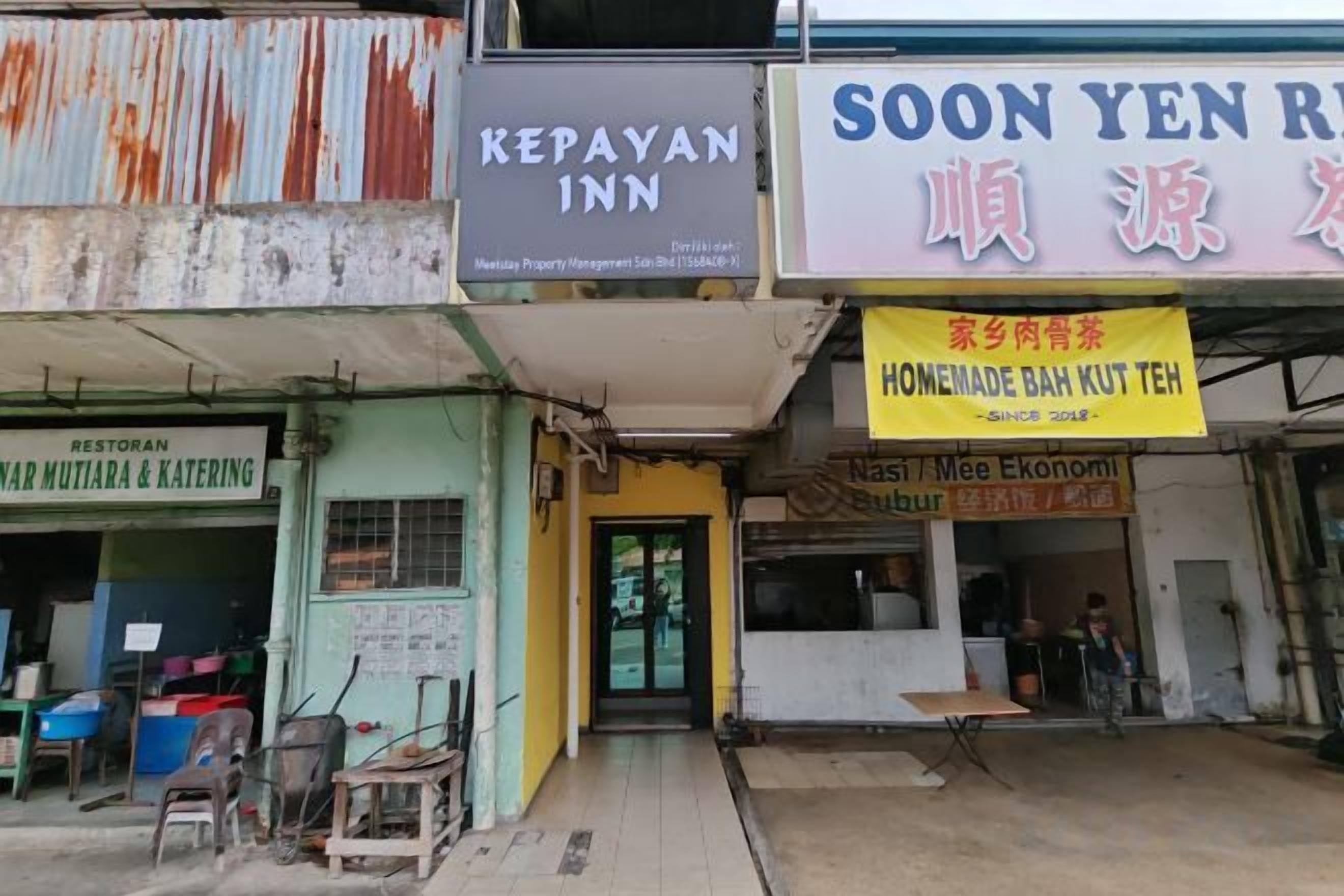 A building with multiple businesses including a hotel named 'KEPAYAN INN' and a tea shop named 'SOON YEN R'.