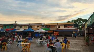 تناول الطعام بالخارج