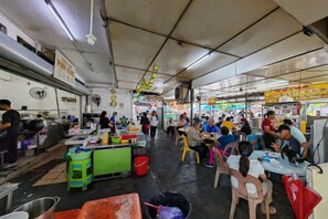 A busy indoor market with various stalls and people. - Kepayan Inn Kinabalu City (Penampang)