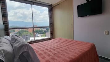 Apartamento standard, vista para a cidade | Cofres nos quartos, ferros/tábuas de passar roupa, Wi-Fi de cortesia