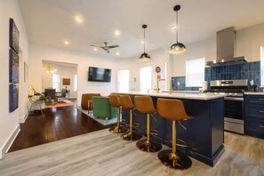 ثلاجة، ميكروويف، فرن، موقد طهي مسطح