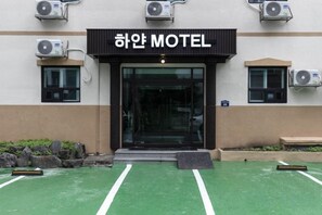 Unclassified image, 4 of 12, button - Doksan White (Seoul)
