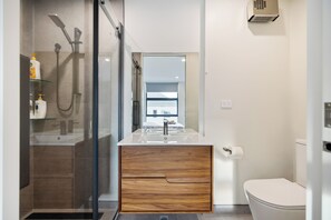 Townhome, 3 Bedrooms | Bathroom - Modern 3 Bedroom Townhouse - Only 10min walk to Stadium (Christchurch)