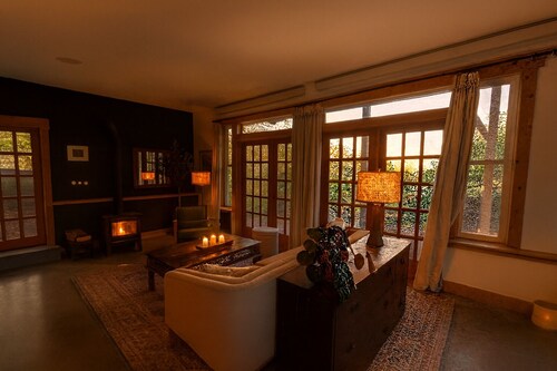 Welcoming 1-bedroom cottage in Port Angeles with easy beach access