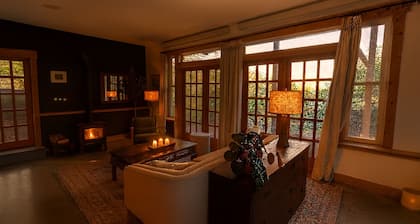 Welcoming 1-bedroom cottage in Port Angeles with easy beach access