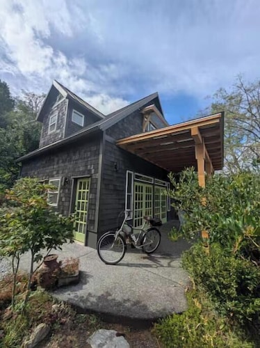 Welcoming 1-bedroom cottage in Port Angeles with easy beach access