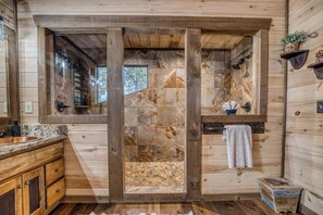 Douche, séchoir à cheveux, serviettes fournies, savon
