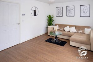 TV - Stay Mahali: Central 2BR City Gem (Manchester)