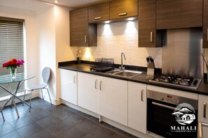 Private kitchen - Stay Mahali: Central 2BR City Gem (Manchester)