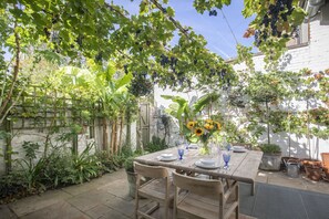 تناول الطعام بالخارج