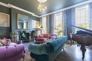 Televisio, takka, DVD-soitin, kirjoja