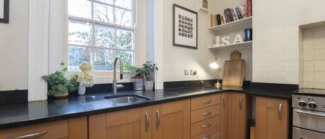 Kühlschrank, Mikrowelle, Ofen, Geschirrspüler