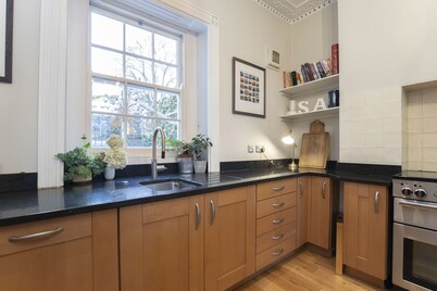 Ylellinen-Talo-Oma kylpyhuone-Katunäkymä