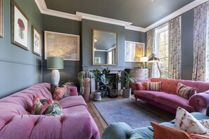 Televisio, takka, DVD-soitin, kirjoja