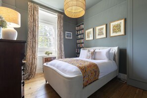 4 عدّة غرف نوم ومكواة/لوح كي وواي فاي مجانًا وملاءات أسرّة