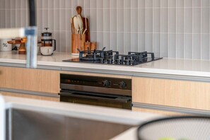 冰箱、微波炉、烤箱、炉灶