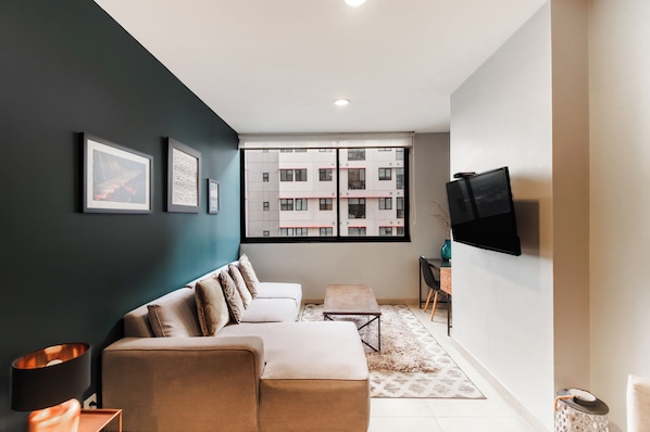 Appartement luxueux, 2 chambres, vue sur la ville, dans la tour | Aire de séjour | Téléviseur connecté, Netflix, planchers chauffants