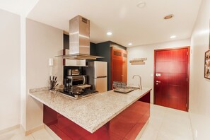 Appartement luxueux, 2 chambres, vue sur la ville, dans la tour | Cuisine privée | CafétiÚre à espresso, mélangeur, produits de nettoyage