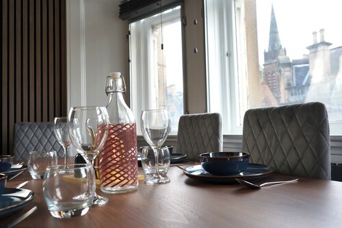 Modern 3-Bed Flat- Prime Location- long stays welcome