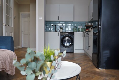 Modern 3-Bed Flat- Prime Location- long stays welcome