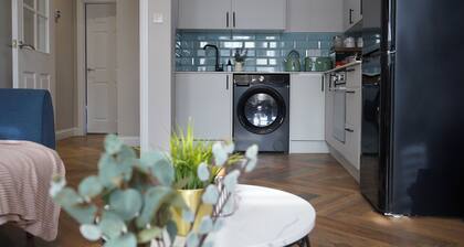 Modern 3-Bed Flat- Prime Location- long stays welcome