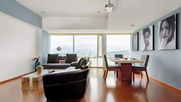 Departamento de diseñador, 2 habitaciones, vista a la ciudad, torre | Sala de estar