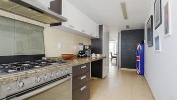 Departamento de diseñador, 2 habitaciones, vista a la ciudad, torre | Cocina privada