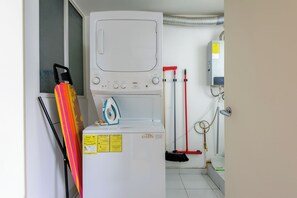 Apartemen Desain, 2 kamar tidur, pemandangan kota, menara | Laundry